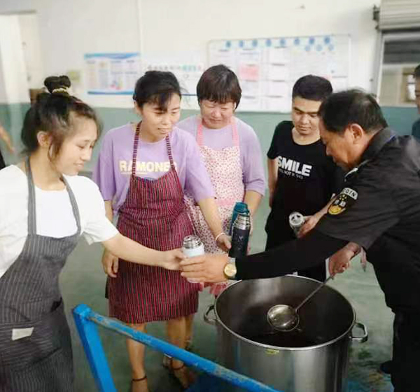 给车间少数名族扶贫员工送凉爽