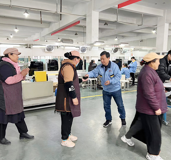 给车间少数名族扶贫员工送温暖