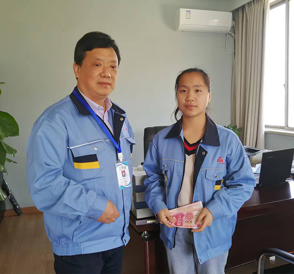 公司领导对困难员工进行帮扶和技能评优