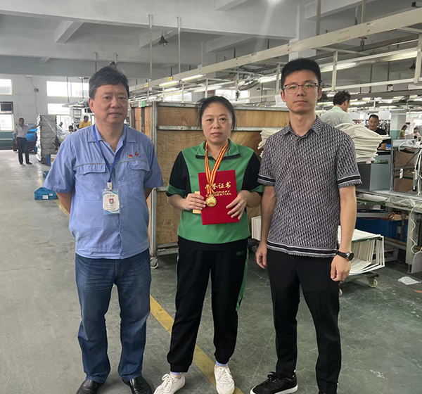 公司领导对困难员工进行帮扶和技能评优